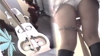 【トイレ盗撮】クラブのトイレでミニスカギャルの放尿を隠し撮り！