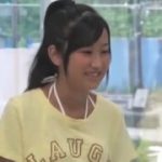 【マジックミラー号】両親と一緒に海に来ていたロリ系18歳JDに生挿入～