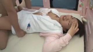 【マジックミラー号】21歳小児科ナースがお金に釣られてSEX！顔にモザイクなのでリアル！？