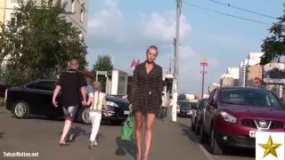 【パンチラ盗撮】海外でも逆さ撮りあるんですね、金髪美女のパンティ隠し撮り！