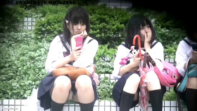 【パンチラ盗撮】公園で座っているJKのパンティが丸見えだったので正面から撮りましたｗ