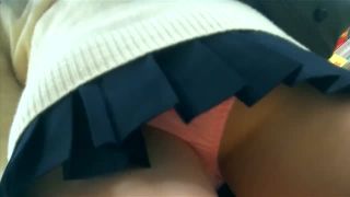 【パンチラ盗撮】スーパーでお菓子を物色するマジ可愛いJKのピンクのパンティ激撮！