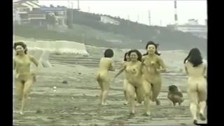 【おバカ企画】女子大生が砂浜で全裸になりおっぱい＆陰毛丸出しの400ｍリレー