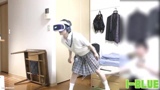 【パンチラ盗撮】同級生のJKを部屋に呼んでVRをさせてこっそりパンティ逆さ撮り！