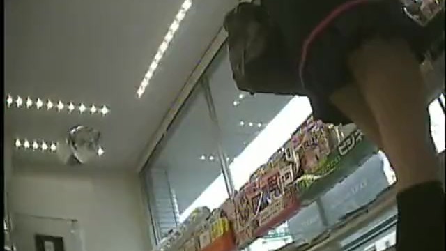 【パンチラ盗撮】コンビニの雑誌コーナーで立ち読みしていた二人組JKを逆さ撮り！