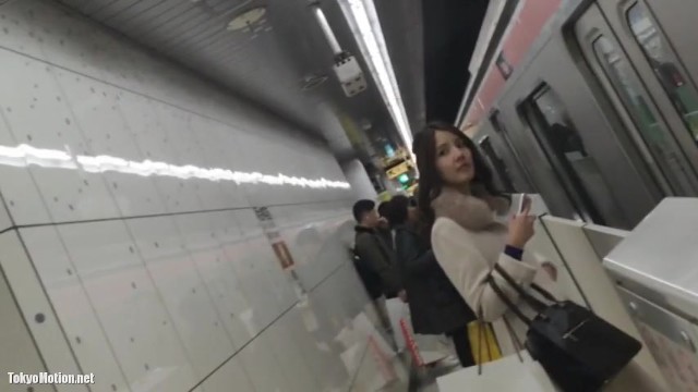 【パンチラ盗撮】友人の結婚式帰りの綺麗なお姉さんを徹底マークして最後は逆さ撮り成功！