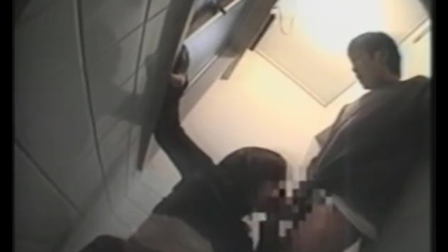 【トイレ盗撮】高校生カップルがトイレでSEXして中出しまでするところを隠し撮り！