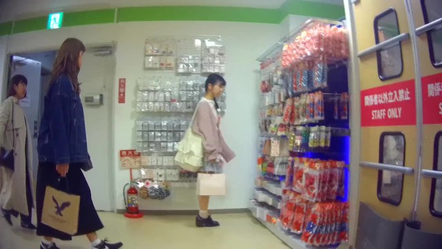 【パンチラ盗撮】コンビニやスーパーで買い物中の私服JKのパンティ隠し撮り集