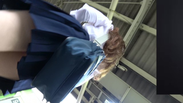 【パンチラ盗撮】茶髪の可愛いJKを連日追いかけ逆さ撮りに成功しましたｗ