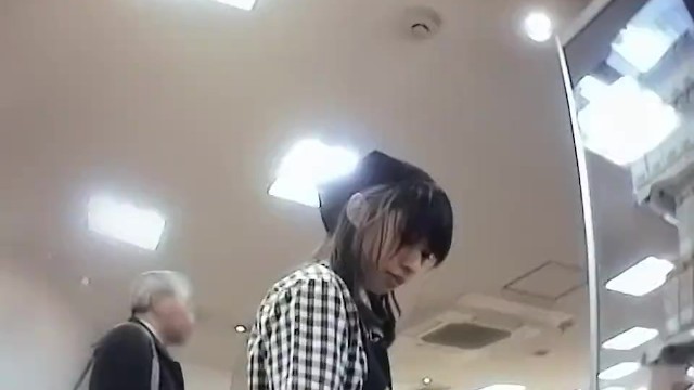 【パンチラ盗撮】パン屋の可愛い店員さんにロングスカートながら逆さ撮り成功ｗ