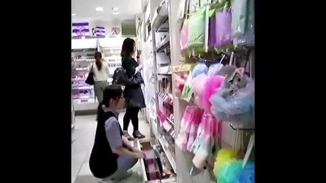 【パンチラ盗撮】化粧品売り場で商品の補充をしている店員さんのパンティ撮影！