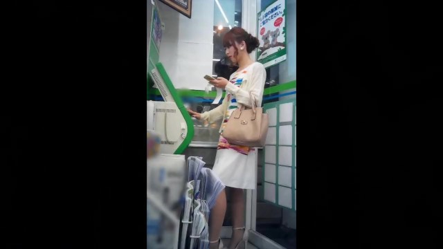 【パンチラ盗撮】ファミマのATMでお金をおろしていた綺麗なお姉さんを逆さ撮り！