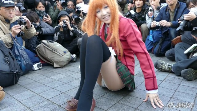 【パンチラ盗撮】金髪コスプレアイドル撮影会で丸見え苺柄のパンティを激撮！