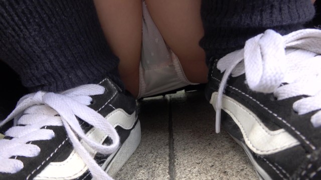 【パンチラ盗撮】駅のホームでたまたま偶然に撮影できたJKのしゃがみパンティ！