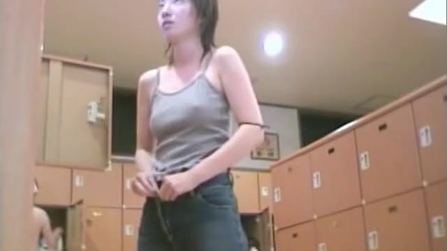 【女湯盗撮】とある銭湯で綺麗なノーブラお姉さんの脱衣の模様を集中撮影ｗ