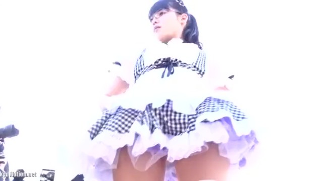 【パンチラ盗撮】コスプレ撮影会で可愛いレイヤーのパンティを逆さ撮り！