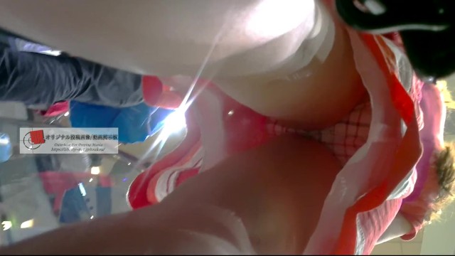 【パンチラ盗撮】ショッピングモールで見つけた真っ赤な服のお姉さんをエスカレーターで逆さ撮り！